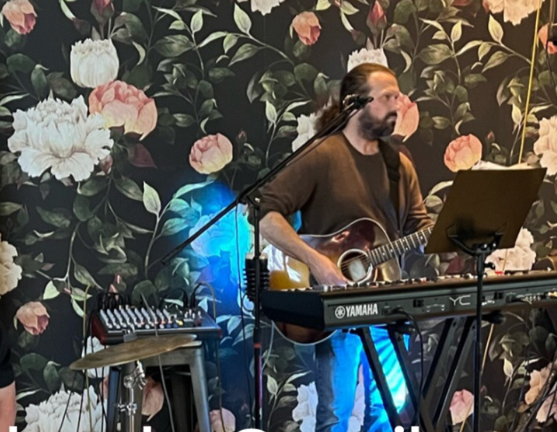 Jim Richard performing live